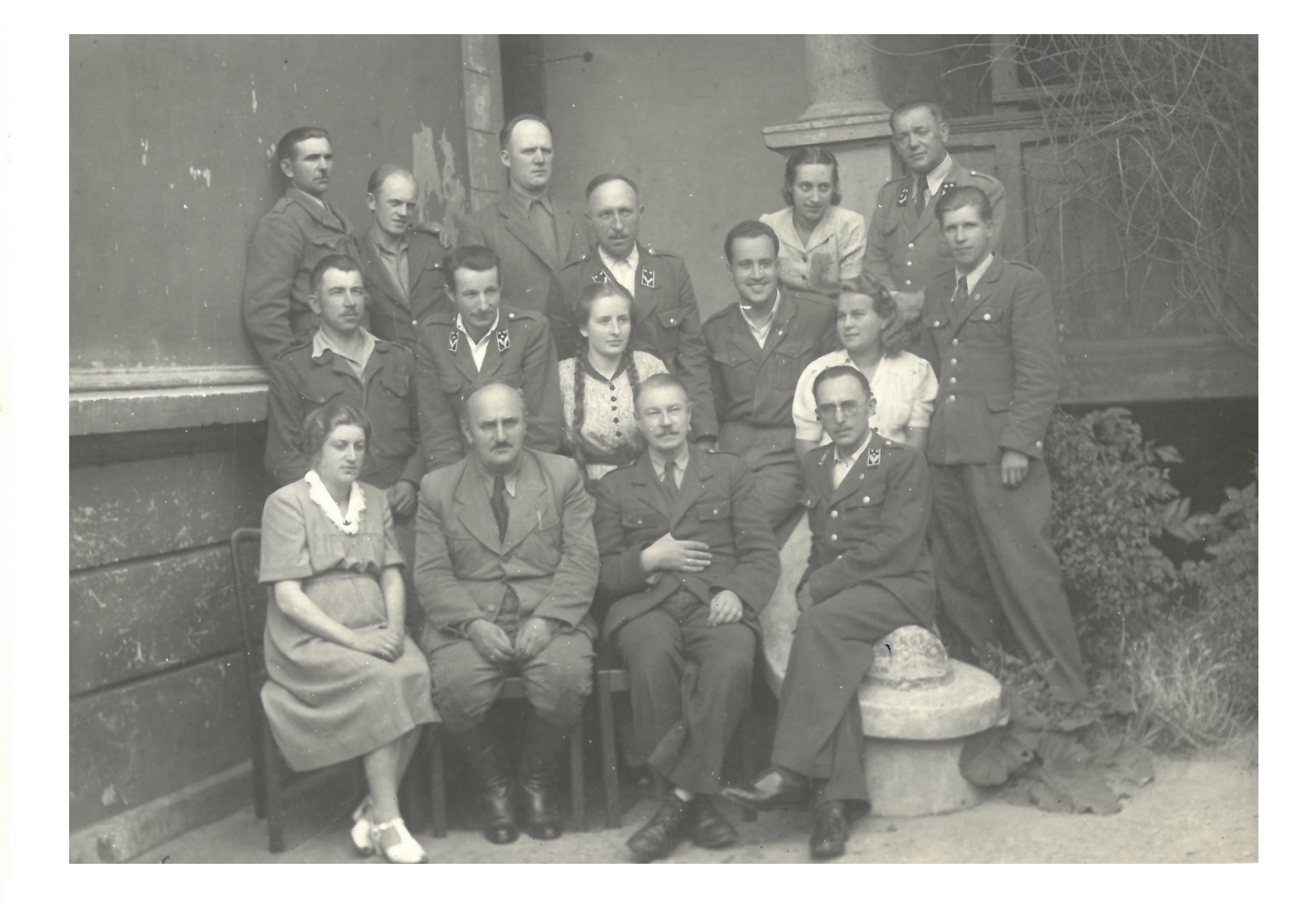 Fot. z arch. nadleśnictwa. 1948 r. pierwsza załoga Nadleśnictwa Góra przed budynkiem nadleśnictwa w Górze